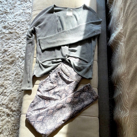 Yoga set - Picture 1 of 5